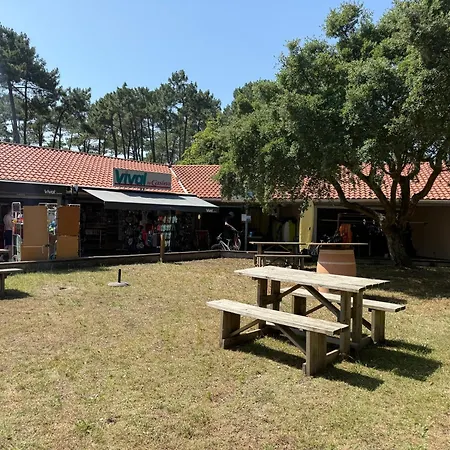 Mobil-home Des Casernes Camping